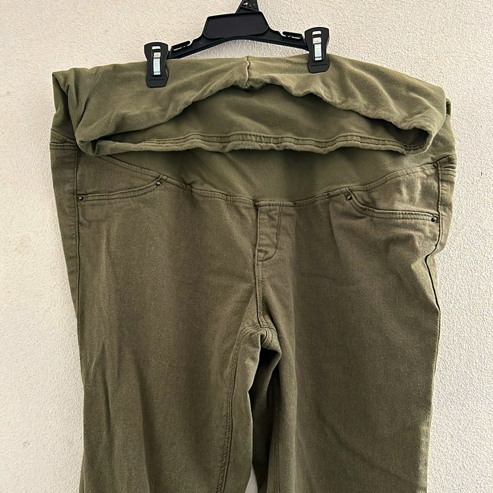 🦋 Maternity Olive Green Jeggings. Size 14. Over the belly panel.